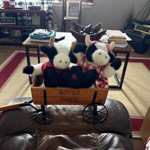 Boyds Bear & Friends Boyds Farm Wooden Wagon with Twin Mooshell Patchbeary Cow P